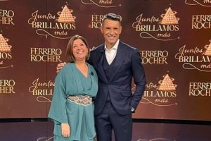 La alcaldesa, Rosa María Cano, junto al presentador de gala de Juntos Brillamos Más, Jesús Vázquez.