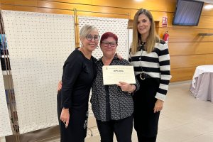 Una de las participantes recibiendo su diploma.