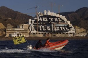Imagen de archivo de una zódiac de Greenpeace navegando frente al hotel de El Algarrobico.
