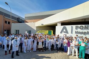 Concentración de protesta contra la última agresión en el Hospital de Poniente.