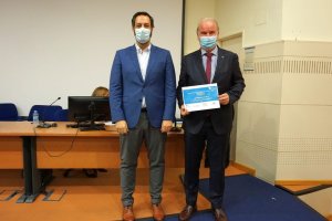 Jorge del Diego Salas, ha hecho entrega al concejal de Playas del Ayuntamiento de Vera, Pedro Salas.