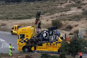 Imágenes de la retirada del vehículo que ha sufrido un accidente hace a penas unas horas.