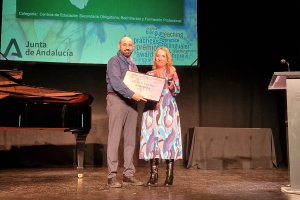 El IES Gaviota de Adra recibiendo su premio en Motril.