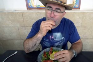 El influencer gastronómico Sezar Blue saboreando un plato de gambas de Garrucha.