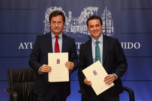 Francisco Góngora y Javier García con el documento suscrito de colaboración.