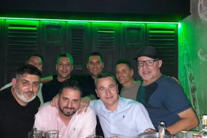 Francisco celebra la Navidad con sus amigos de toda la vida en La Salada. 