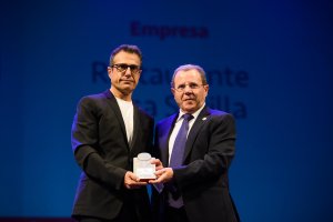 Jerónimo Parra, presidente de la Cámara de Comercio de Almerá era el encargado de entregar el premio.