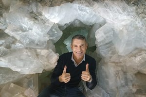 Jesús Vázquez en el interior de la Geoda Gigante de Pulpí.