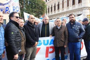 Diego Bravo en la concentración por el trasvase Tajo-Segura, junto a los miembros de la Comunidad de Regantes.