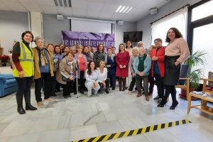 Foto de familia con las participantes en la jornada.