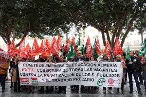 El Comité de Empresa de Educación, en su concentración de este viernes frente al IES Alhamilla.