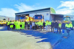 Autoridades y parte de profesionales este viernes en el Centro de Conservación de Almería-Centro, en la Autovía A-92.