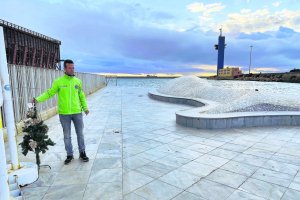 Ángel Cruz, junto al árbol en la Ballena, esta tarde.