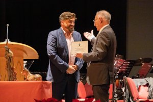 Javier Sandoval junto al alcalde del municipio, Gabriel Amat.