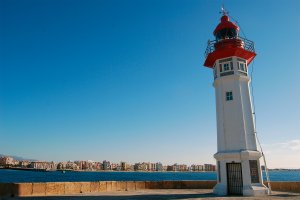 El viejo faro de Almería es uno de los lugares de más belleza del entorno del puerto.
