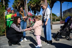 Vázquez entrega un pascuero a una niña, este sábado.