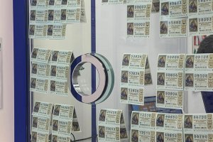 Imagen de una administración de Almería con décimos.