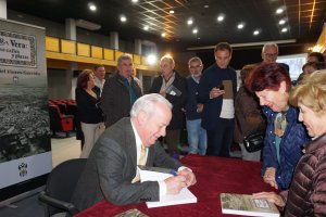 Gabriel Flores firmó algunos ejemplares a los presentes tras la presentación.