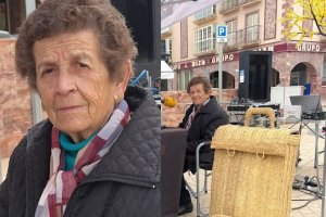 María Pérez, en una entrevista para Cadena SER, con una de sus creaciones estrella, \"el carrito de la compra de esparto\".