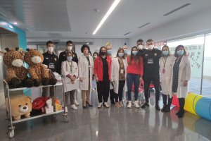Foto de familia en el Materno Infantil de Torrecárdenas.