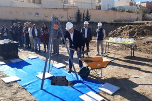 El alcalde de Huércal, Ismael Torres, entierra la primera piedra del centro deportivo.