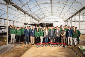 Gabriel Amat y los concejales junto a un grupo de alumnos de la Escuela Agraria.