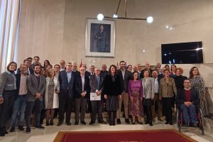 Foto de familia de los funcionarios con la Corporación municipal