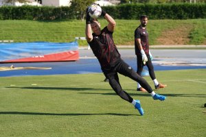 Fernando en el campo Anexo con Pacheco en segundo plano.