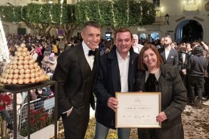 Jesús Vázquez junto a los alcaldes de Peñíscola y Mojácar respectivamente con el documento rubricado del hermanamiento entre sus municipios.