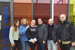 Mario y Álvaro con el equipo de A Toda Vela.