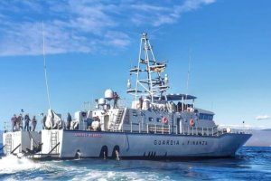 El \'Tenente Petrucci\' navegando por la costa almeriense.