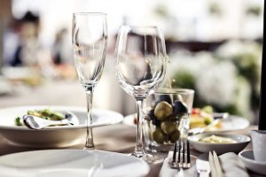 Mesa de un restaurante preparada.