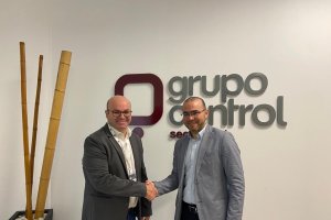 Manuel Muñoz, director de sistemas de seguridad de Grupo Control y  Pedro Sánchez, presidente de ASHAL.