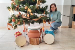 María del Mar Castilla, integrante de la Asociación Musical Beviart, junto a algunos instrumentos musicales navideños.