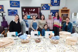 La Asociación La Filigrana y Ayuntamiento de Huércal preparan estas cestas para bebés.