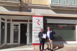 El alcalde (izquierda) en el momento de presentar la documentación.