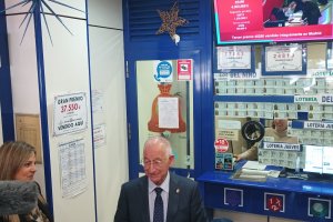 Gabriel Amat, en la administración que ha repartido el Gordo.