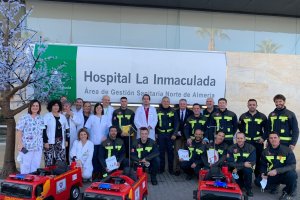 Los efectivos de Bomberos del Levante junto a los camiones y a profesionales sanitarios.