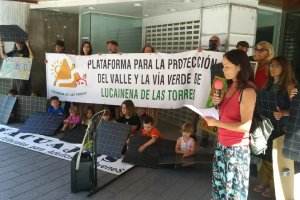 Vecinos de Lucainena de las Torres frente a la sede de X-Elio en Murcia.