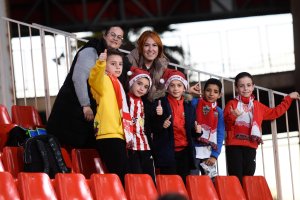 Se nota que llega la Navidad y el Mediterráneo se llenó de color.