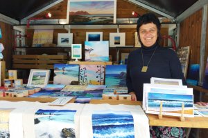 Laura Casas García, en el puesto que tiene en el mercadillo navideño de la Rambla. Foto: Daría Zelenska.