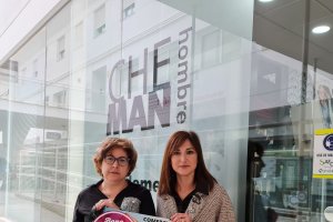 La concejala de Comercio entrega distintivos.