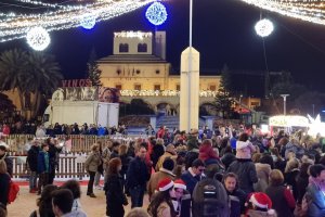 El encendido oficial del alumbrado navideño congrega a cientos de vecinos.