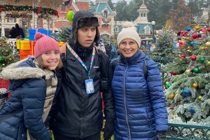Francisco acompañado por su madre y su hermana en Disneyland París.
