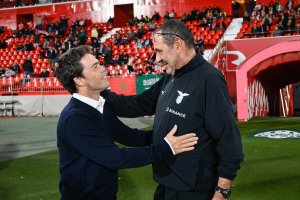 Rubi saludando a Maurizio Sarri antes de que comenzara el Almería-Lazio.