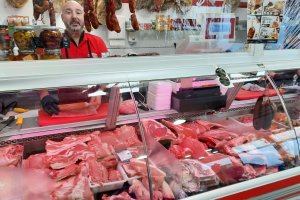 Antonio \'el Marza\', en la carnicería del Mercado de Huércal. FOTO: TITO S.