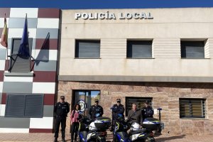 Alcalde y concejala en la entrega de los dos nuevos vehículos a la Policía Local.