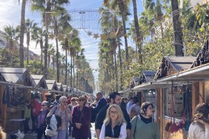Los puestos navideños en la Avenida Federico García Lorca.