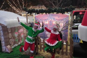 Divertidos personajes para disfrutar de \"Un Paseo de Navidad\" en el centro de la ciudad.