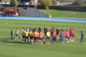 Rubi hablando con la plantilla en el Anexo.